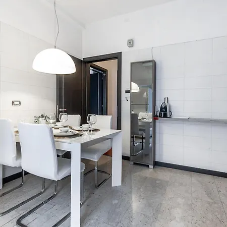 New Near Station 3 Bedroom Apartament Mediolan